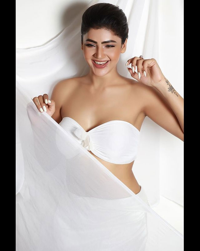 Staggering Poses Of Soniya Bansal In Red